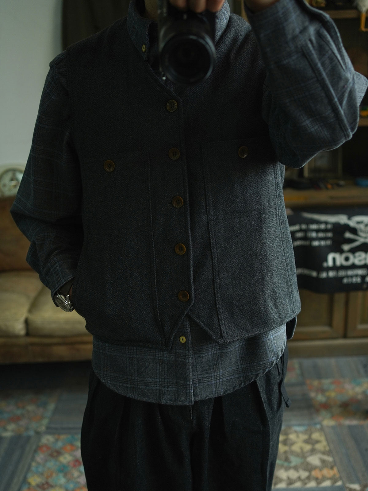 モデルが着用するヴィンテージウール千鳥格子ワークベストの全体スタイル
