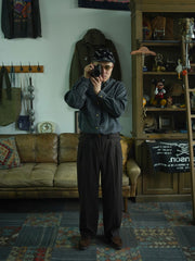 モデルが着用するボタンダウンチェックシャツ