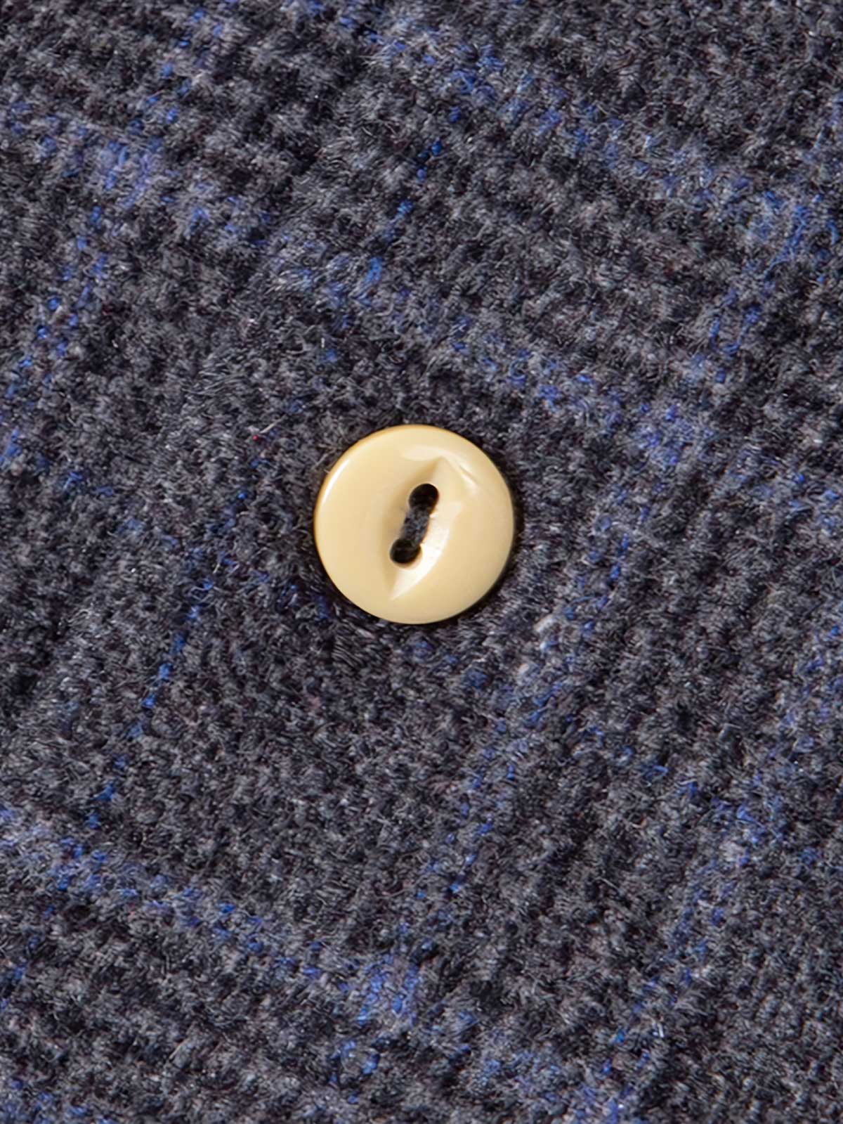 ボタンダウンカラーと胸ポケットのディテール - ヴィンテージ感とデザイン性が際立つ