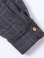 ボタンダウンカラーと胸ポケットのディテール - ヴィンテージ感とデザイン性が際立つ