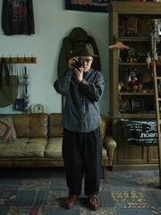 モデルが着用するボタンダウンチェックシャツ - 紳士的なスタイルを演出するコーディネート例