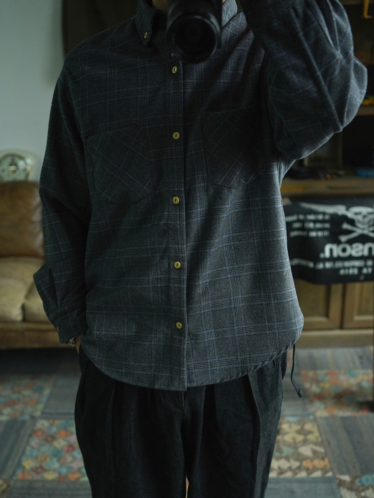モデルが着用するボタンダウンチェックシャツ