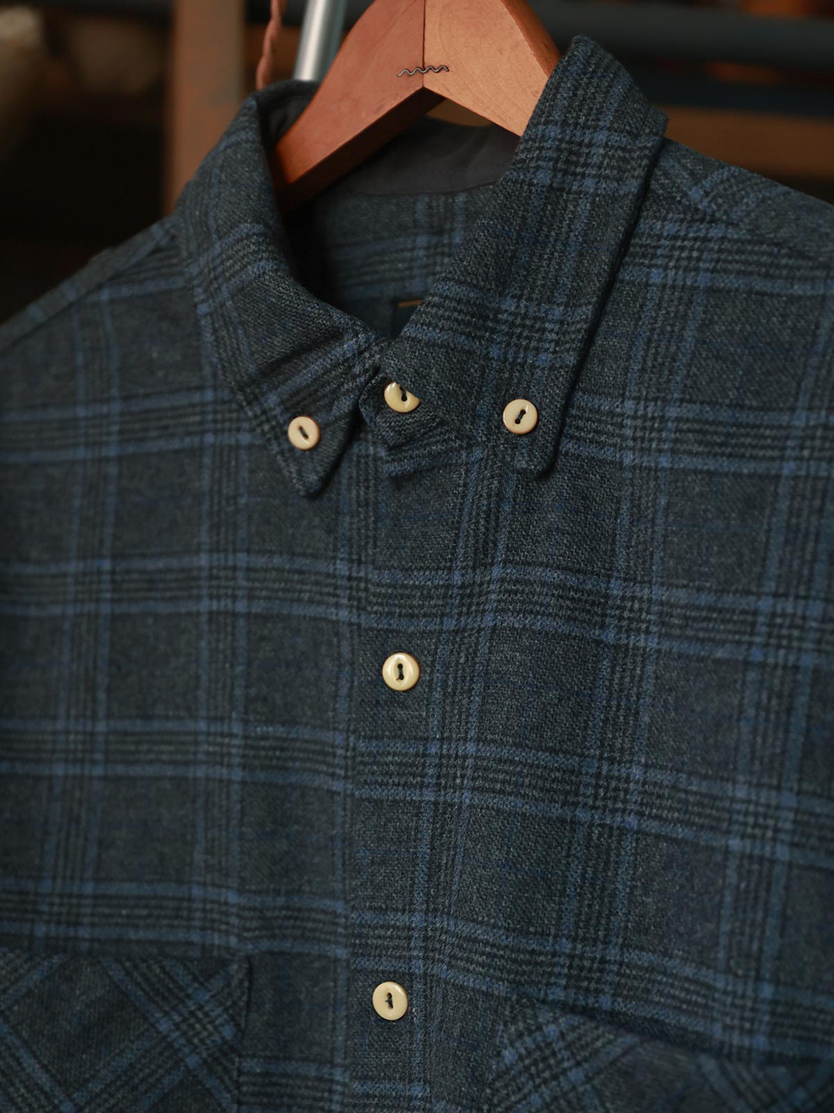 ボタンダウンカラーと胸ポケットのディテール - ヴィンテージ感とデザイン性が際立つ