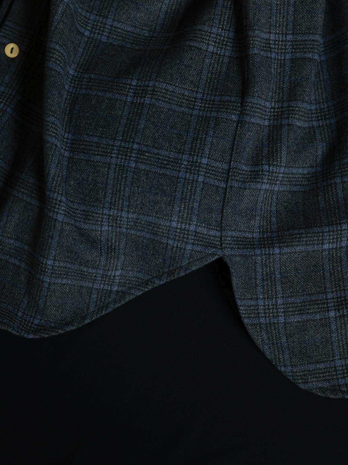 ボタンダウンカラーと胸ポケットのディテール - ヴィンテージ感とデザイン性が際立つ