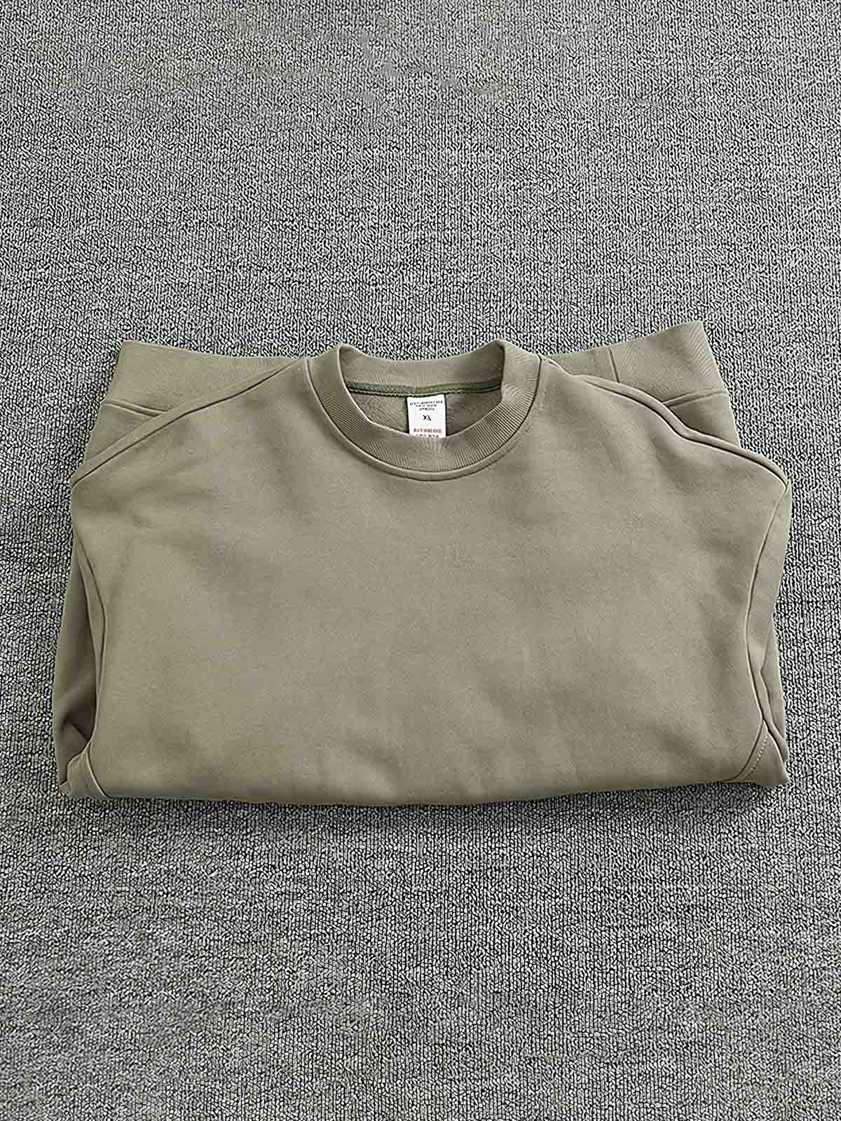 スウェットの袖口とパッチワークディテール - 独特な質感を強調