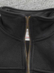 製品画像: ヴィンテージウォッシュハーフジップスウェットシャツの正面図、ユニークなウォッシュ効果とスタンドカラーのデザインを展示。
詳細画像: 質感のあるメタルジッパーと袖口のディテールクローズアップ、精緻な工芸と生地の質感を表現。