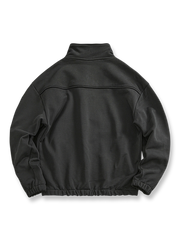 製品画像: ヴィンテージウォッシュハーフジップスウェットシャツの正面図、ユニークなウォッシュ効果とスタンドカラーのデザインを展示。
詳細画像: 質感のあるメタルジッパーと袖口のディテールクローズアップ、精緻な工芸と生地の質感を表現。