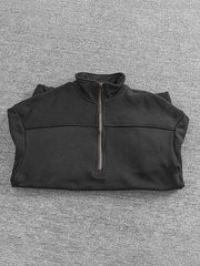 製品画像: ヴィンテージウォッシュハーフジップスウェットシャツの正面図、ユニークなウォッシュ効果とスタンドカラーのデザインを展示。
詳細画像: 質感のあるメタルジッパーと袖口のディテールクローズアップ、精緻な工芸と生地の質感を表現。