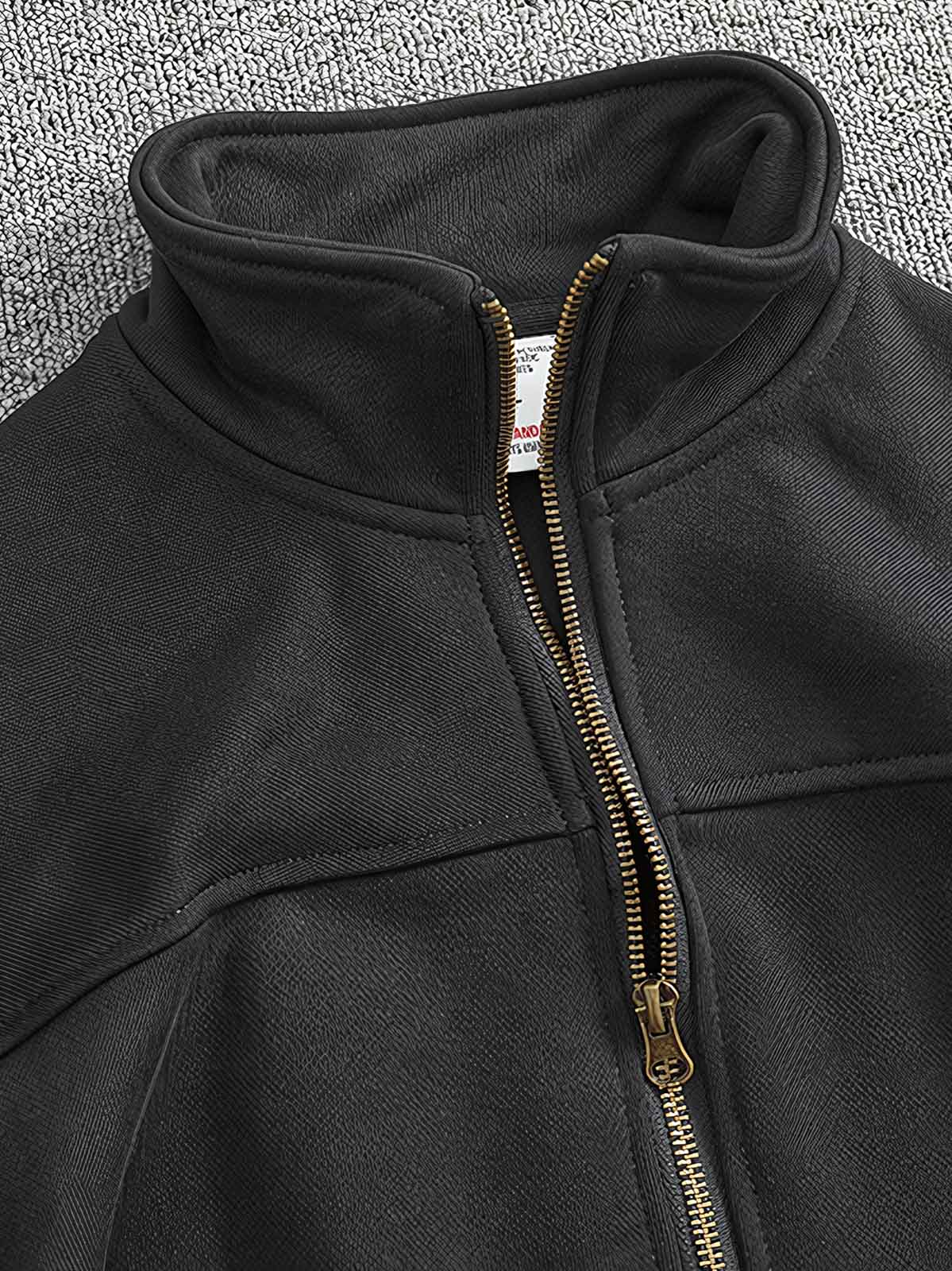 製品画像: ヴィンテージウォッシュハーフジップスウェットシャツの正面図、ユニークなウォッシュ効果とスタンドカラーのデザインを展示。
詳細画像: 質感のあるメタルジッパーと袖口のディテールクローズアップ、精緻な工芸と生地の質感を表現。