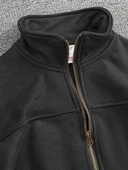 製品画像: ヴィンテージウォッシュハーフジップスウェットシャツの正面図、ユニークなウォッシュ効果とスタンドカラーのデザインを展示。
詳細画像: 質感のあるメタルジッパーと袖口のディテールクローズアップ、精緻な工芸と生地の質感を表現。