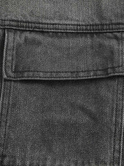 製品画像: スタンドカラーヴィンテージウォッシュデニムジャケット正面展示
詳細画像: 胸前のワークポケットとスタンドカラーデザインの詳細