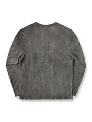 製品画像: 柿染重厚ヘンリーネック長袖Tシャツの正面図、全体の染色効果とヘンリーネックデザインを展示
詳細画像: 襟とボタンのディテールクローズアップ、手作業による染色とヘンリーネックの特徴を表現