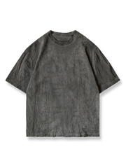 製品画像: 柿染ドロップショルダーTシャツの正面図、全体の染色効果とプリントデザインを展示
詳細画像: 袖口とプリントのディテールクローズアップ、手作業による染色とプリントの質感を表現