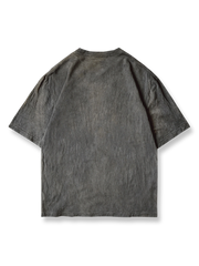 製品画像: 柿染ドロップショルダーTシャツの正面図、全体の染色効果とプリントデザインを展示
詳細画像: 袖口とプリントのディテールクローズアップ、手作業による染色とプリントの質感を表現