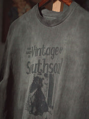 製品画像: 柿染ドロップショルダーTシャツの正面図、全体の染色効果とプリントデザインを展示
詳細画像: 袖口とプリントのディテールクローズアップ、手作業による染色とプリントの質感を表現