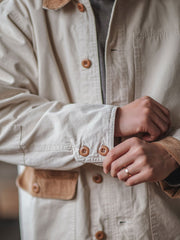 製品画像: ミシガン鉄道ワークジャケットの正面、展示されたウエスタン風とレトロなブロックカラーのデザイン
詳細画像: コーデュロイのブロックポケットと袖口のディテール、ウォッシュ加工とワーク要素を表現