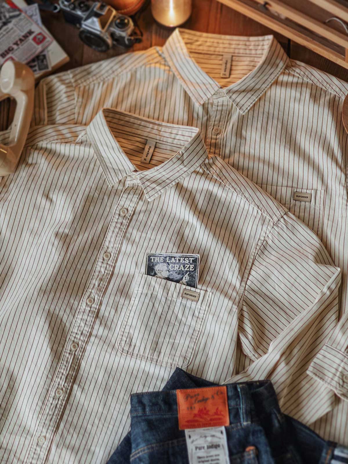 製品画像: カフェカラーの細ストライプコットンツイル長袖シャツ
詳細画像: 細ストライプとダブルボタンカフスのディテール