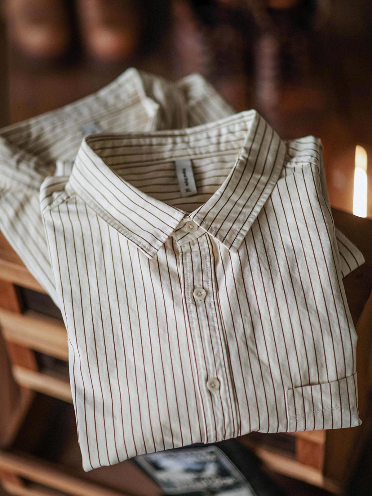 製品画像: カフェカラーの細ストライプコットンツイル長袖シャツ
詳細画像: 細ストライプとダブルボタンカフスのディテール