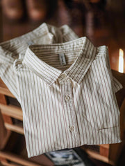 製品画像: カフェカラーの細ストライプコットンツイル長袖シャツ
詳細画像: 細ストライプとダブルボタンカフスのディテール