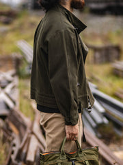 モデルが着用したヴィンテージスウェーデンジャケット - ハードなライディングスタイルを強調