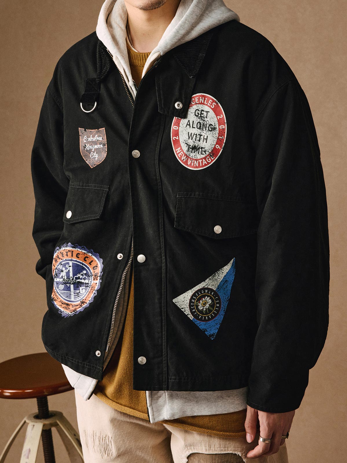 詳細画像: フェードプリントとコーデュロイスタンドカラーのディテール特写、ヴィンテージ感溢れる仕上げ
モデル画像: モデルが着用したミリタリーグリーンのヴィンテージハンティングジャケット、タフでレトロなスタイルを演出