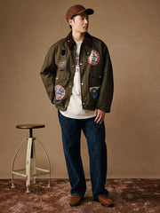 詳細画像: フェードプリントとコーデュロイスタンドカラーのディテール特写、ヴィンテージ感溢れる仕上げ
モデル画像: モデルが着用したミリタリーグリーンのヴィンテージハンティングジャケット、タフでレトロなスタイルを演出