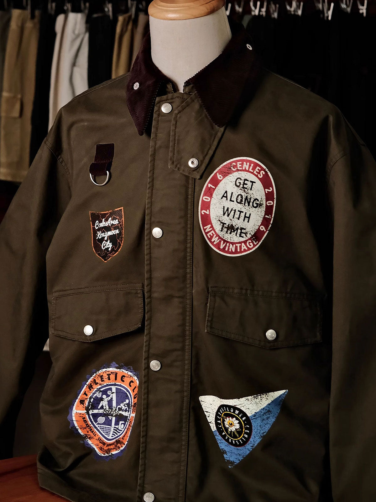 製品画像: ヴィンテージ風フェードプリントフィッシングハンティングジャケット、正面展示、アウトドア向けデザイン
詳細画像: フェードプリントとコーデュロイスタンドカラーのディテール特写、ヴィンテージ感溢れる仕上げ