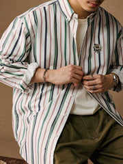詳細画像: ストーンウォッシュ加工でヴィンテージ感を表現したストライプデザイン、柔らかな質感と風合いを強調
モデル画像: モデルがグリーンストライプシャツを着用し、ヴィンテージ感あふれるリラックススタイルを演出