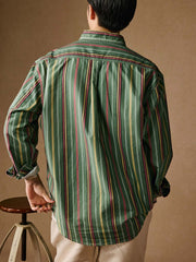 詳細画像: ストーンウォッシュ加工でヴィンテージ感を表現したストライプデザイン、柔らかな質感と風合いを強調
モデル画像: モデルがグリーンストライプシャツを着用し、ヴィンテージ感あふれるリラックススタイルを演出