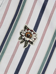 詳細画像: ストーンウォッシュ加工でヴィンテージ感を表現したストライプデザイン、柔らかな質感と風合いを強調
モデル画像: モデルがグリーンストライプシャツを着用し、ヴィンテージ感あふれるリラックススタイルを演出