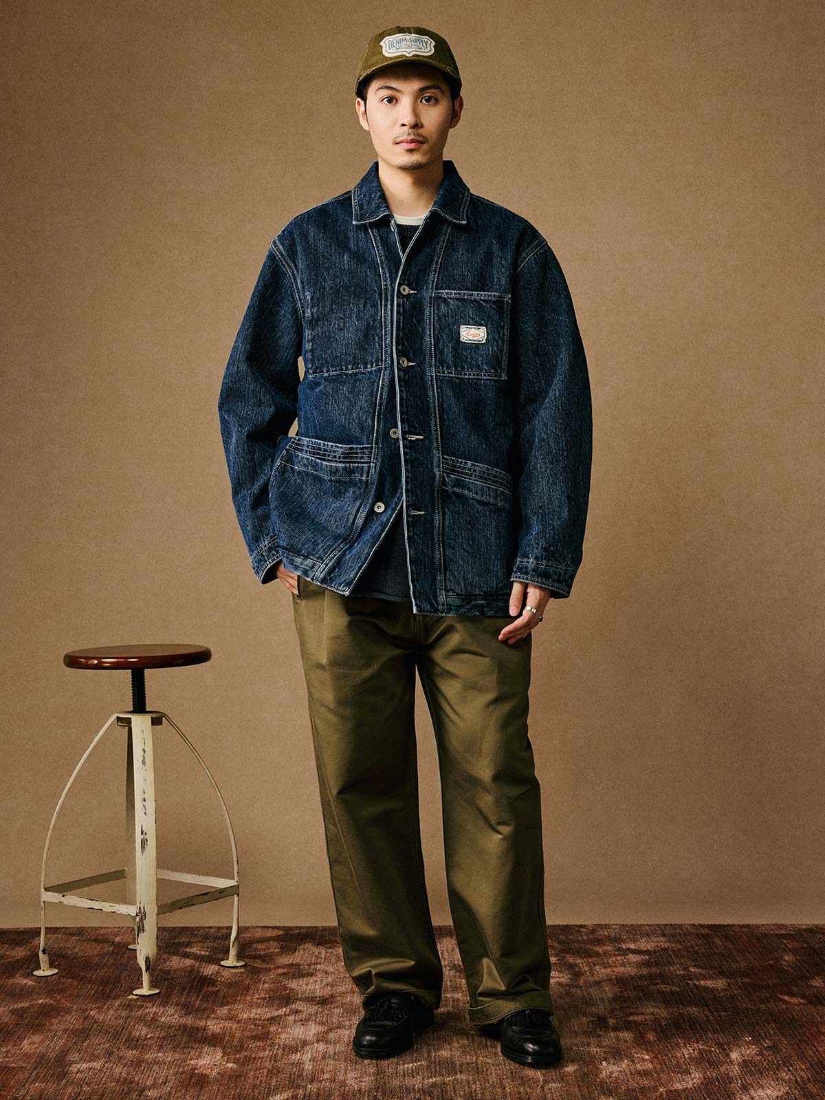 詳細画像: 竹節のテクスチャーとダブルレイヤーポケットのディテール特写
モデル画像: モデルが着用したクラシックデニムブルーのワークデニムジャケット、ハードでヴィンテージ感漂うスタイル