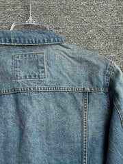 ウォッシュ加工と胸ポケットのディテール特写