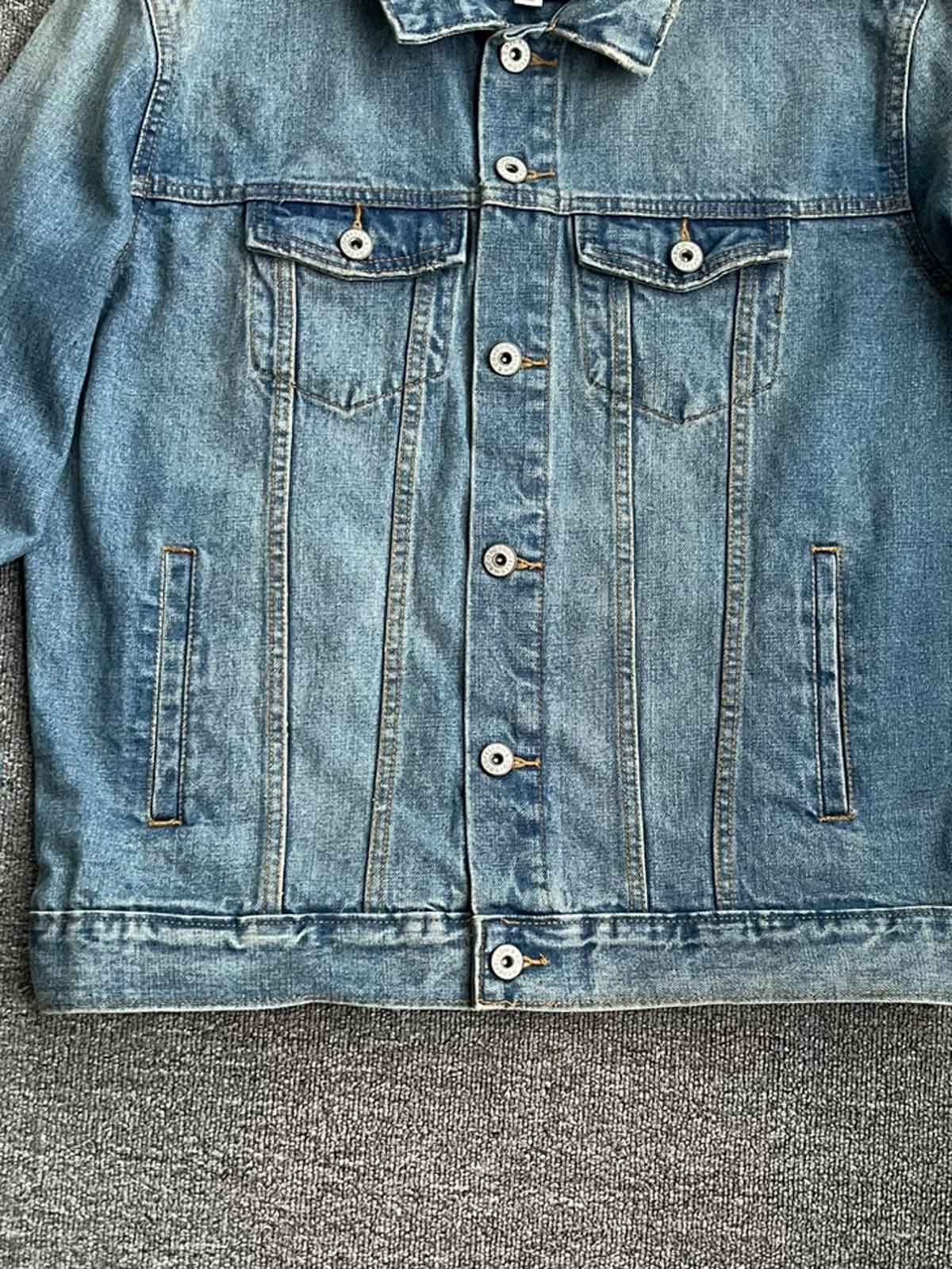 ウォッシュ加工と胸ポケットのディテール特写