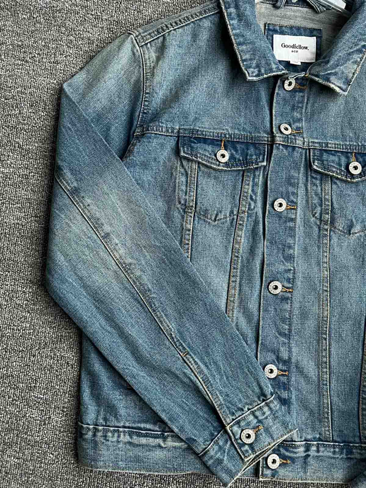ウォッシュ加工と胸ポケットのディテール特写