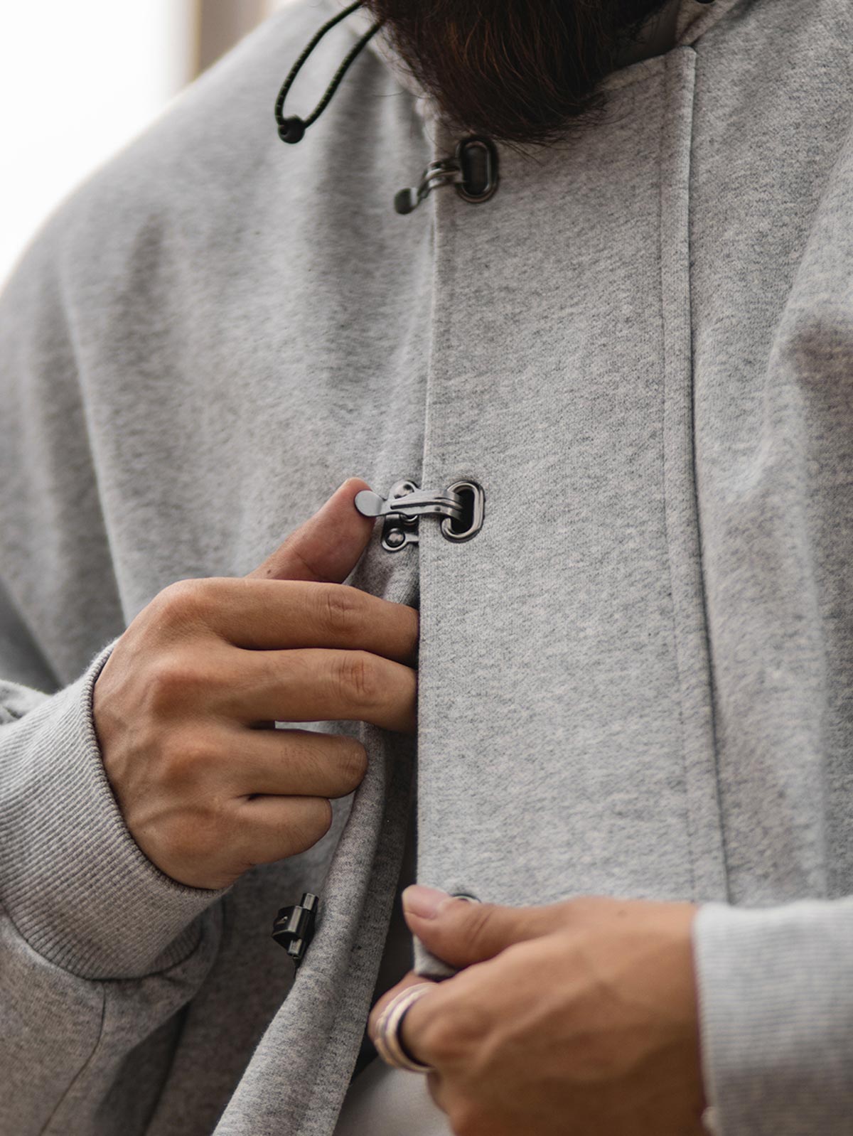 デッキフックディテールとカンガルーポケットのクローズアップ