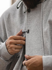 デッキフックディテールとカンガルーポケットのクローズアップ