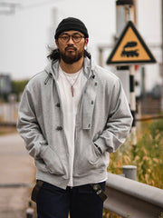 デッキフック ボクサー フーディーを着用したモデル - ヴィンテージミリタリースタイルを表現