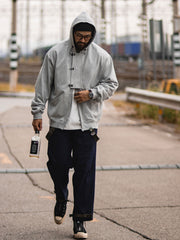 デッキフック ボクサー フーディーを着用したモデル - ヴィンテージミリタリースタイルを表現