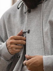 デッキフックディテールとカンガルーポケットのクローズアップ