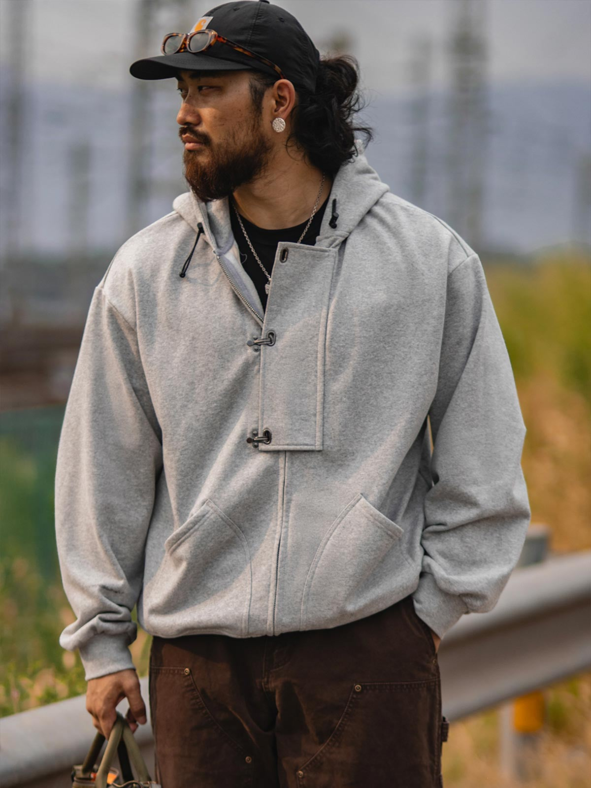 デッキフック ボクサー フーディーを着用したモデル - ヴィンテージミリタリースタイルを表現