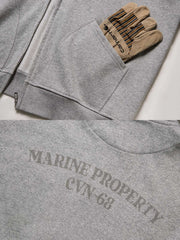 デッキフックディテールとカンガルーポケットのクローズアップ