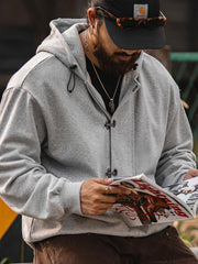 デッキフック ボクサー フーディーを着用したモデル - ヴィンテージミリタリースタイルを表現