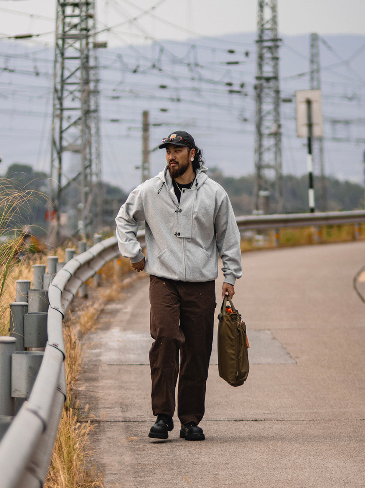 デッキフック ボクサー フーディーを着用したモデル - ヴィンテージミリタリースタイルを表現