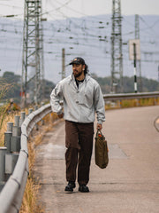 デッキフック ボクサー フーディーを着用したモデル - ヴィンテージミリタリースタイルを表現