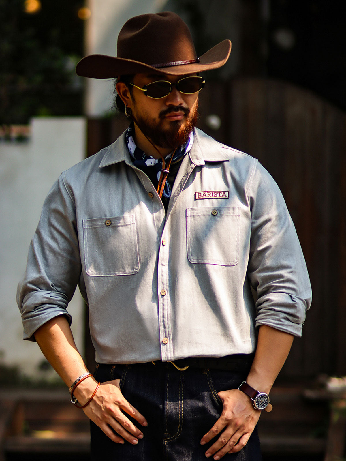 バリスタ ワークシャツを着用するモデル - ヴィンテージテイストとプロフェッショナルスタイルを表現