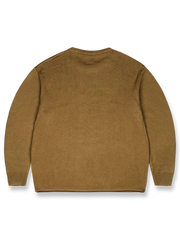 詳細画像: 透かし刺繍ロゴとナチュラルロールドヘムのディテール特写、細部の精巧さを強調
モデル画像: モデル着用のマスタードイエローの透かしロゴ刺繍セーター、ヴィンテージカジュアルなコーディネート例