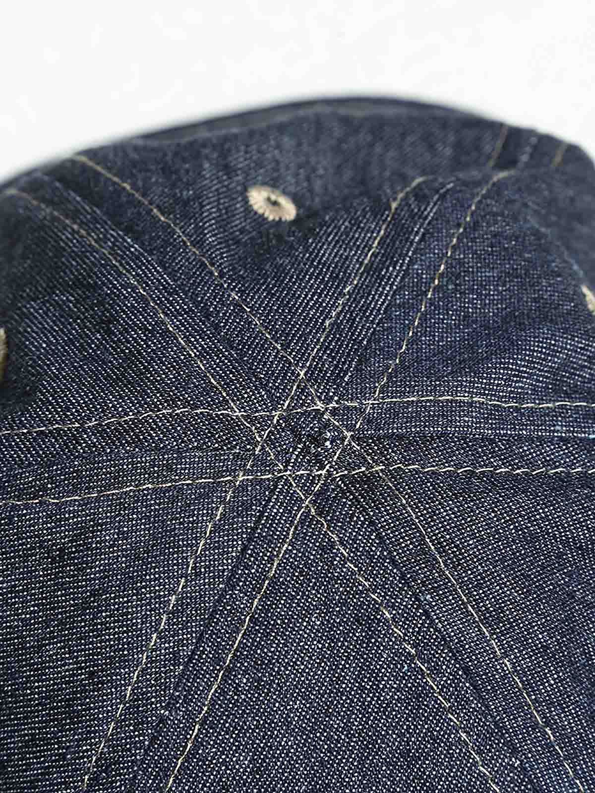 デニム素材と6パネル構造のディテール画像