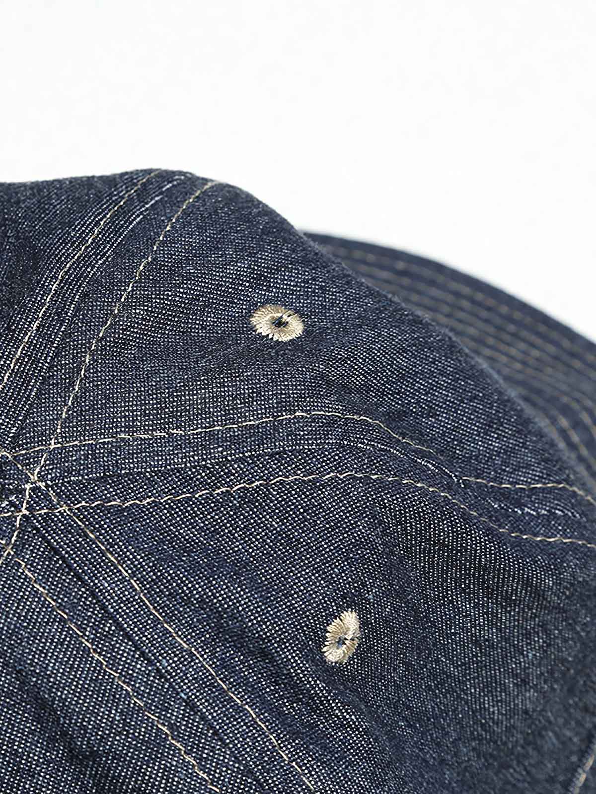 デニム素材と6パネル構造のディテール画像