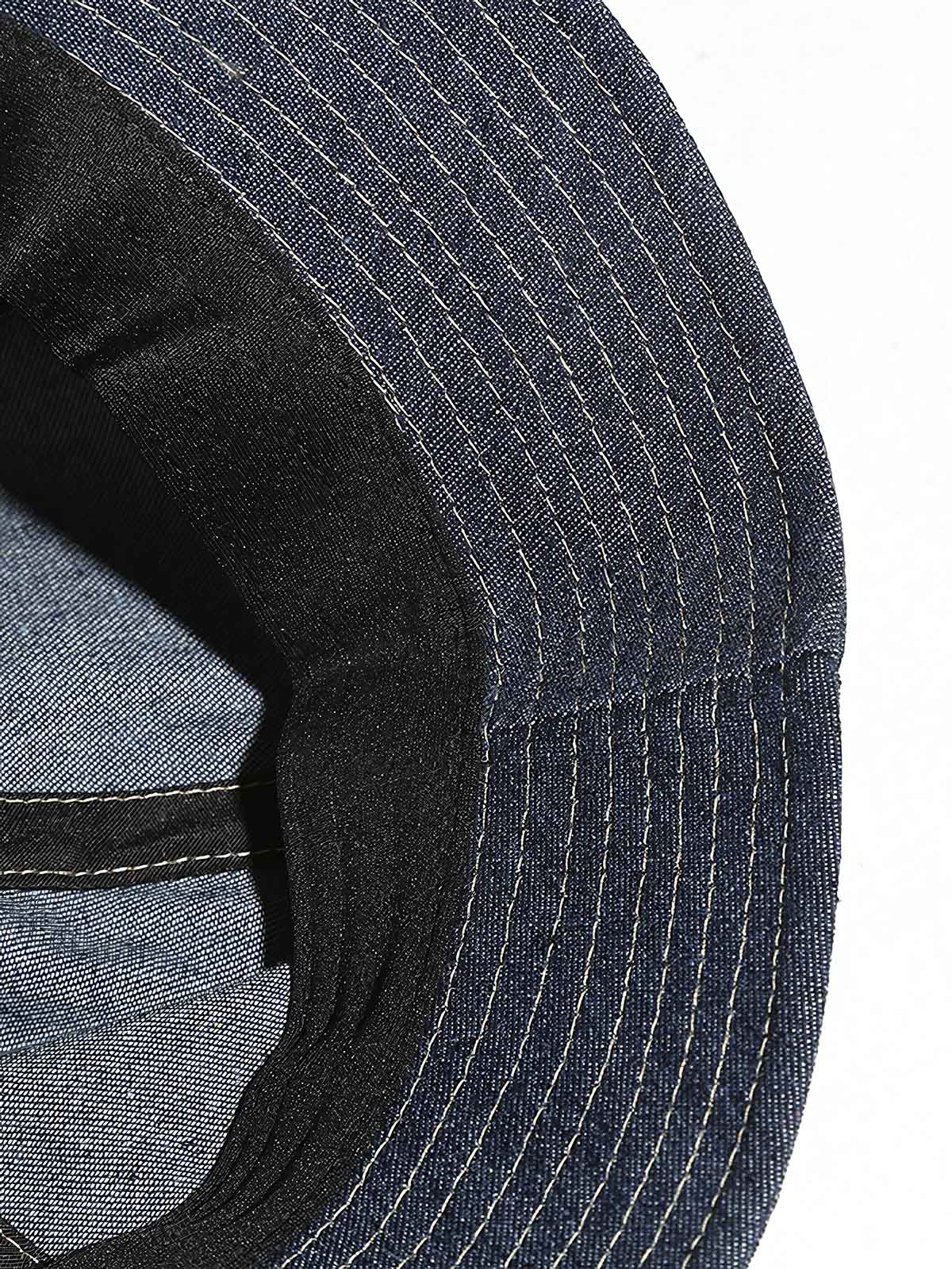 デニム素材と6パネル構造のディテール画像