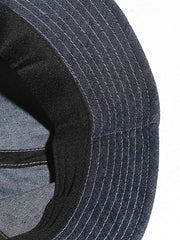 デニム素材と6パネル構造のディテール画像